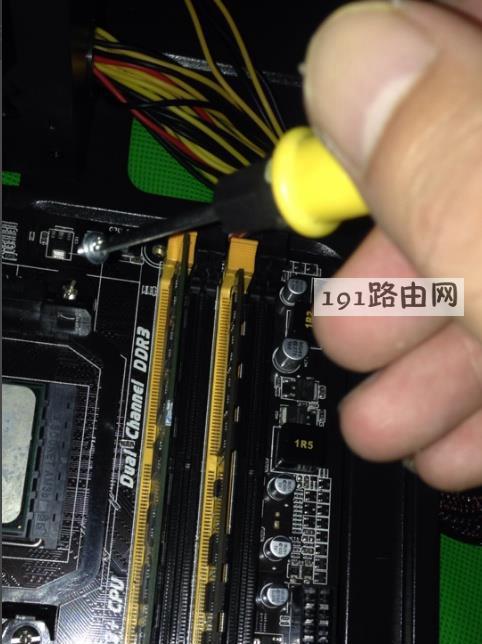 如何安全拔出主板电源线(教你正确操作,避免损坏设备)