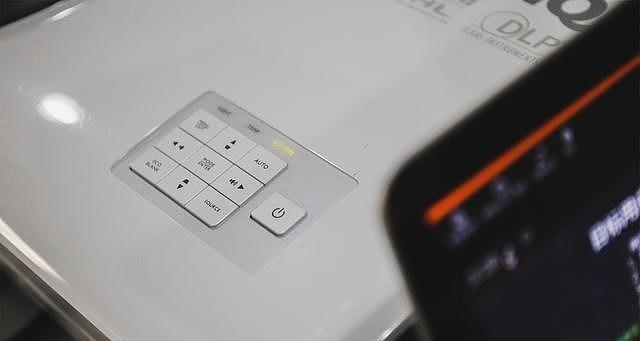 如何选择适合的近焦距激光投影仪(了解选型方法,挑选投影体验)