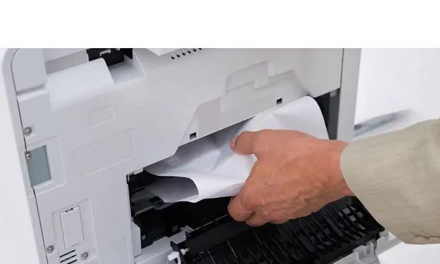 如何解决复印机卷进纸问题（掌握正确的处理方法）
