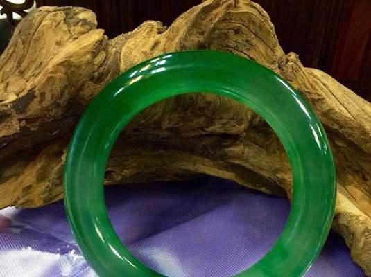 如何鉴别真假翡翠（掌握鉴别翡翠的关键方法）