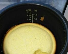 电饭煲蛋糕制作的问题及解决方法（怎样解决电饭煲制作蛋糕时产生的水分问题）