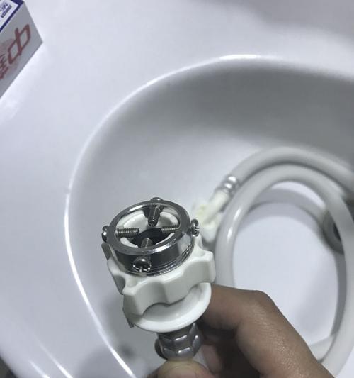 洗衣机水管跑了怎么办(遇到洗衣机水管跑了不要慌)