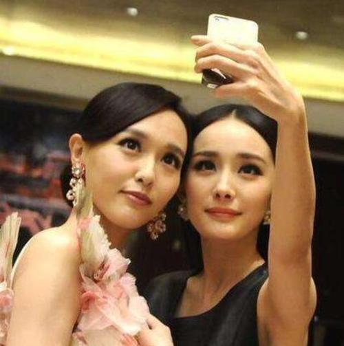 手机自拍时如何巧妙地和手合影?