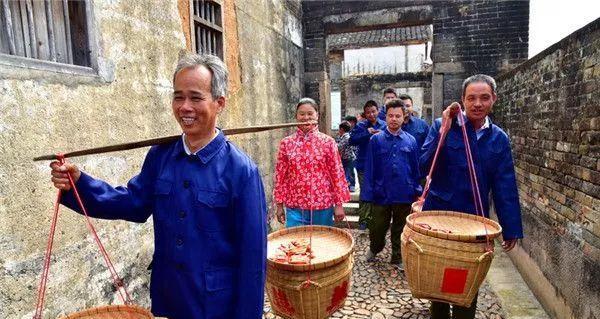 吃饭时抬音箱的人称谓是什么？