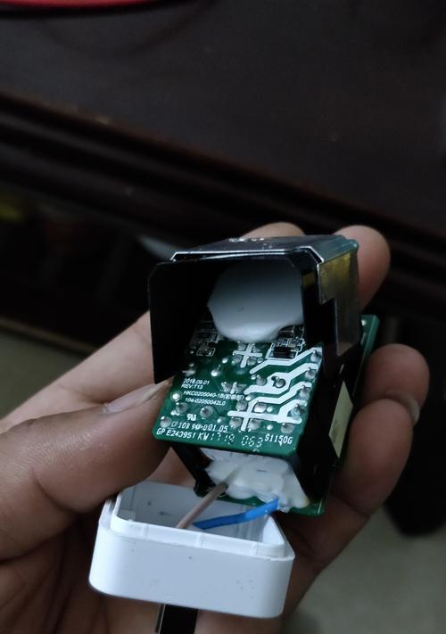 手机壳子一体充电器怎么用?使用时有哪些注意事项?